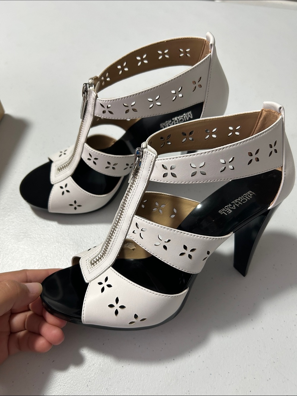 Micheal Kors Women’s Berkley White T Floral Strap Heels Size 7.5 M